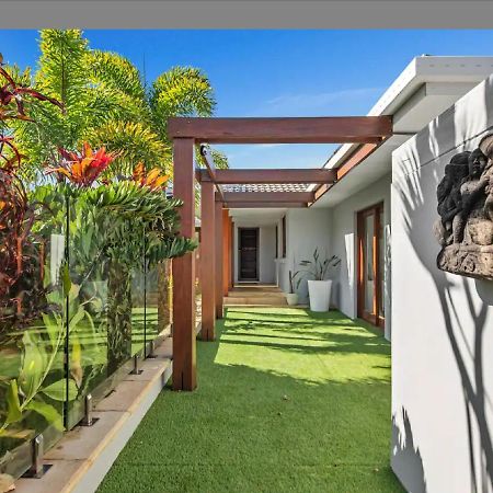 Broadbeach Bungalow - Heated Pool - Sleeps 7 Gold Coast Dış mekan fotoğraf